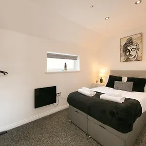 Apartment Stylish With Private Garden! Near City Centre - Contractors, Relocators, Tourists, Cardiff